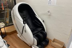 足のツボ押しなど全て一台で同時に行えるマッサージチェア「あんま王Ⅳ」